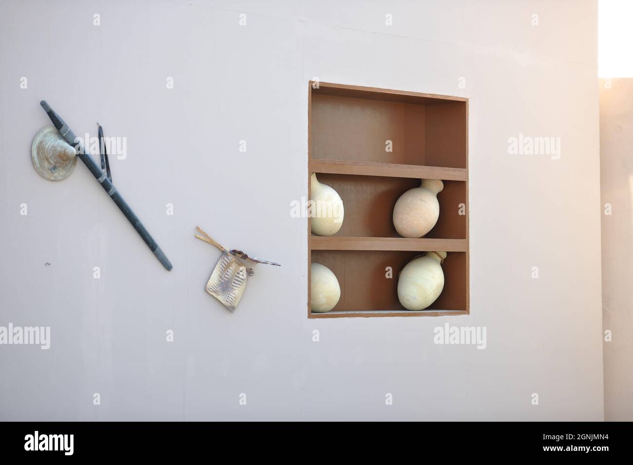 Traditionelle Töpferwaren, Handarbeiten aus Palmblättern und andere traditionelle Gegenstände aus dem Oman, Still Life Stockfoto