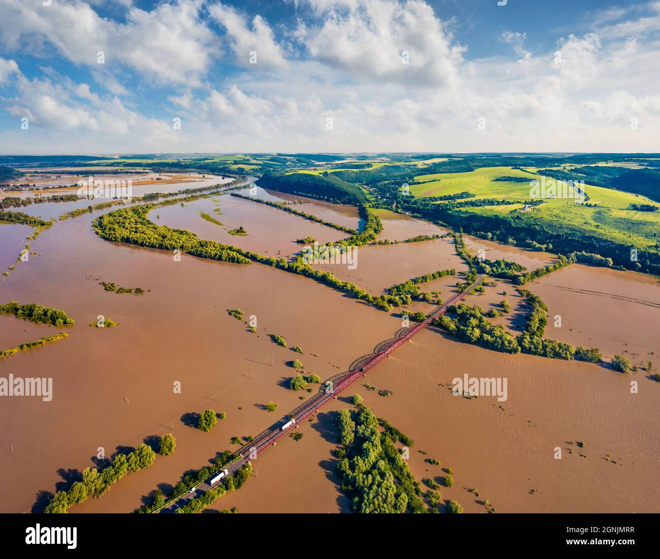 Überschwemmung des Flusses Dniester in der Region Ivano-Frankiwsk. Blick von der fliegenden Drohne der Autobrücke zwischen den überfluteten Weiden und Feldern in der Westukraine. Di Stockfoto