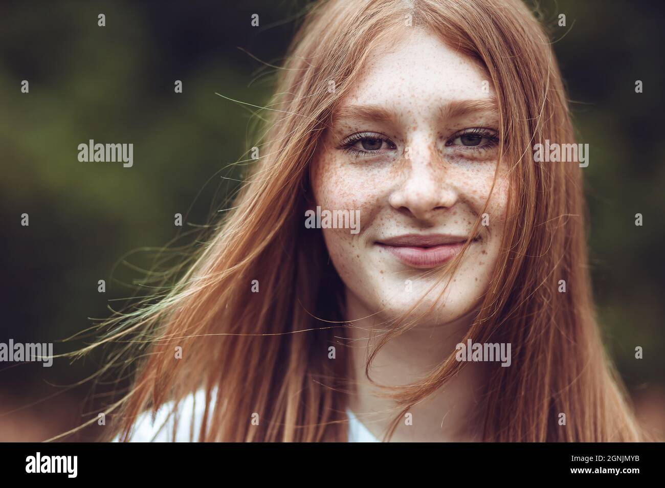 Nahaufnahme Porträt von jungen Teenager Sommersprossen Ingwer Mädchen Stockfoto