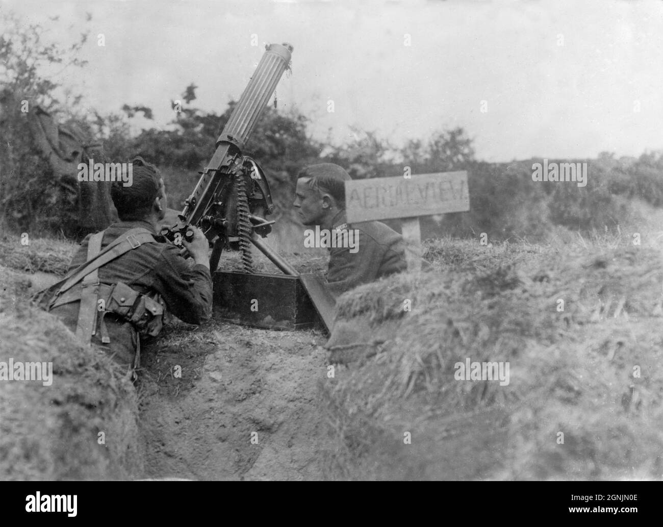 Ein Vintage-Foto aus der Zeit um 1918 von britischen Soldaten, die während des Ersten Weltkriegs an der Westfront in Frankreich eine feste Maschinengewehrposition beherrschen Stockfoto
