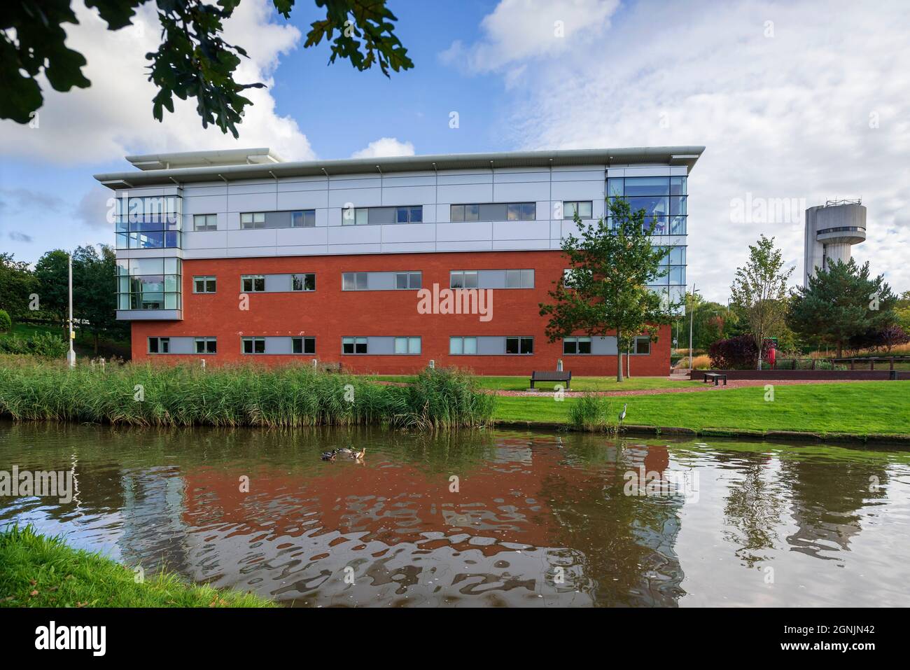 Gebäude und Turm des Daresbury Science Park Innovation Center, ehemals Daresbury Nuclear Physics Laboratory, neben dem Bridgewater-Kanal in der Nähe Stockfoto