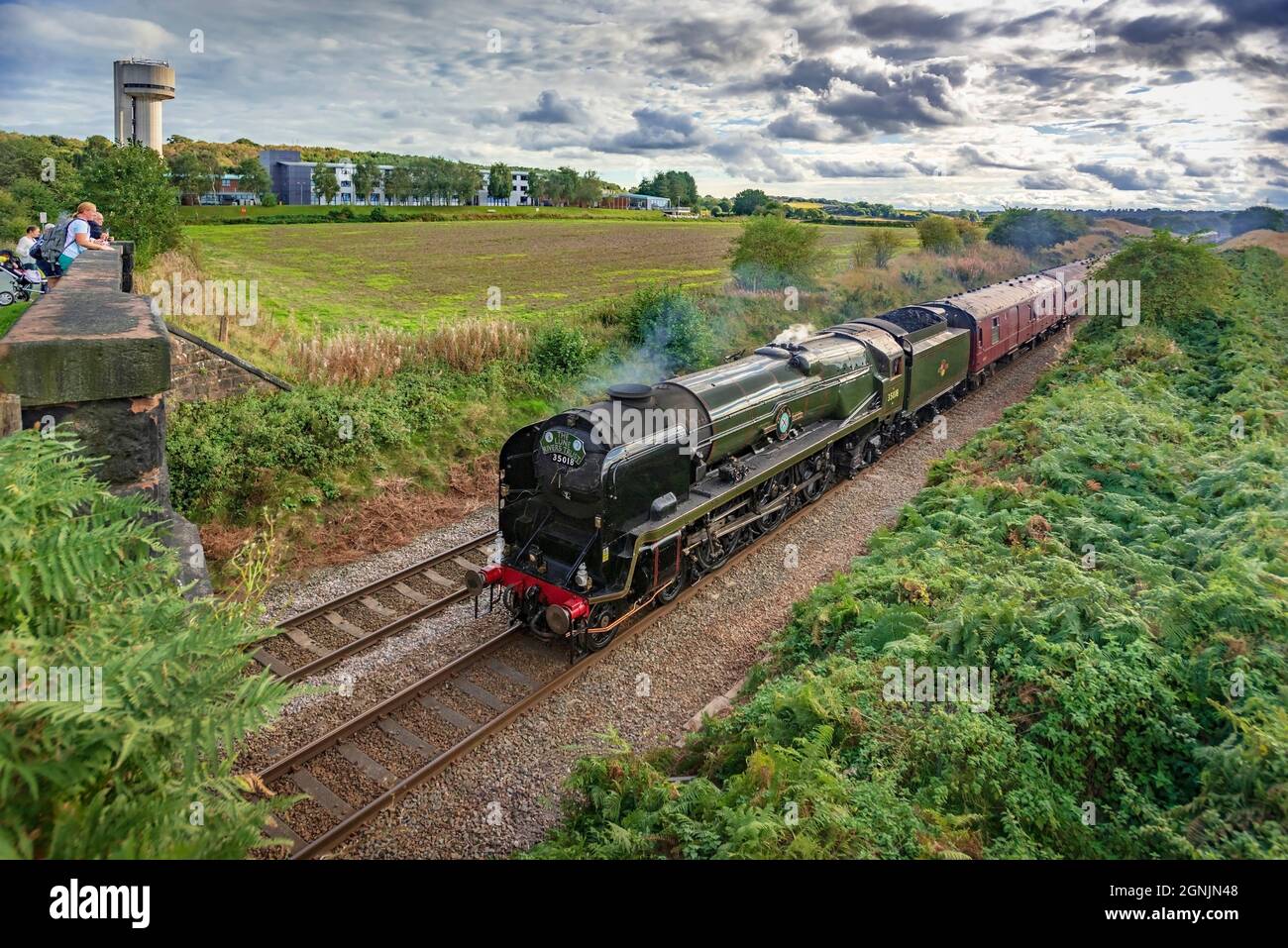 SR Merchant Navy Class 35018 British India Line restaurierte Dampflokomotive, die die Lune Riads Trust Exkursion von Carnforth nach Chester schleppte. Gesehen bei Stockfoto