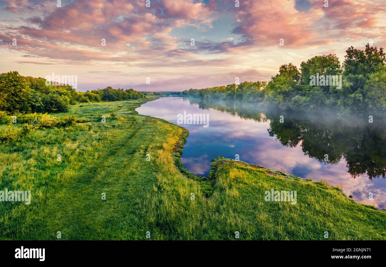 Farbenfrohe Sommerszene am Ufer des Flusses Strypa. Perfekter Sonnenaufgang auf grünem Tal, Ternopil Region, Ukraine, Europa. Hintergrund des Reisekonzepts. Stockfoto