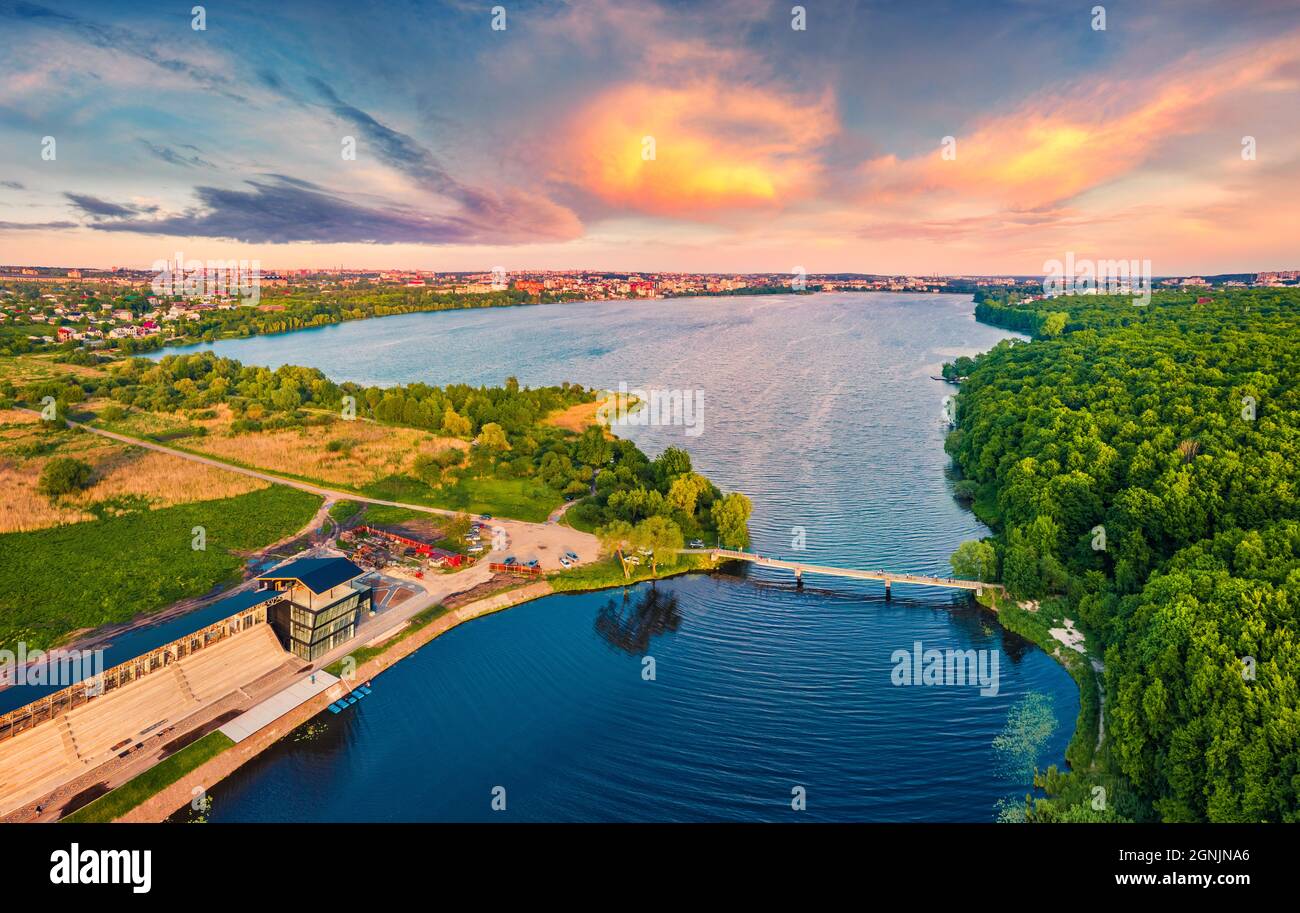 Blick von der fliegenden Drohne auf den Ternopil See. Spektakulärer Sonnenuntergang im Sommer auf dem Seret-Fluss. Wunderschöne morgendliche Stadtansicht der Stadt Ternopil, Ukraine, Europa. Reise Stockfoto