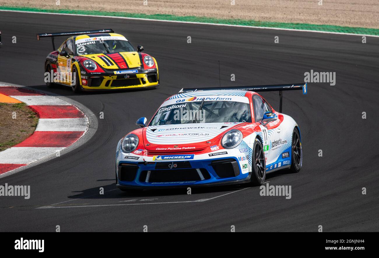 Vallelunga, italien 19. september 2021 Aci Rennwochenende. Rennwagen Herausforderung an Asphalt-Kurs drehen, landschaftlich schönen Blick auf Porsche Carrera in Aktion Stockfoto