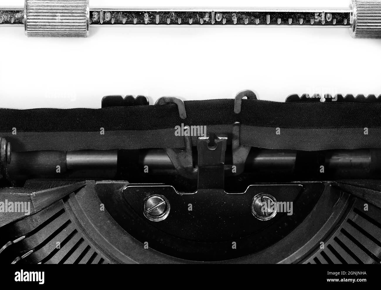 Detail der Schreibmaschine mit einem leeren Blatt Papier ohne jede Schrift, ideal für die Personalisierung Ihrer eigenen Text oder Nachricht Stockfoto