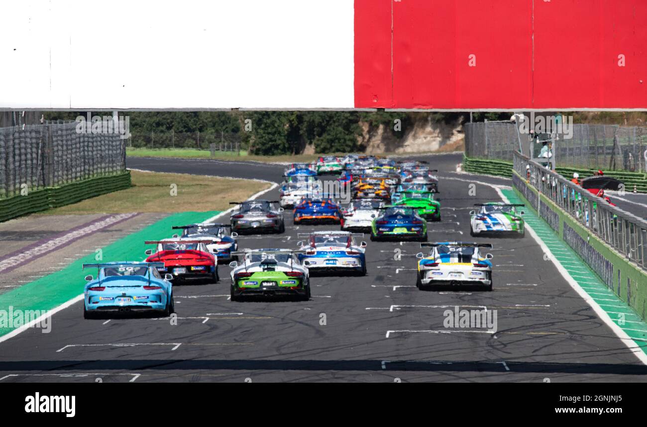 Vallelunga, italien 19. september 2021 Aci Rennwochenende. Autorennen starten große Gruppe von Porsche Carrera szenische Rückansicht Stockfoto