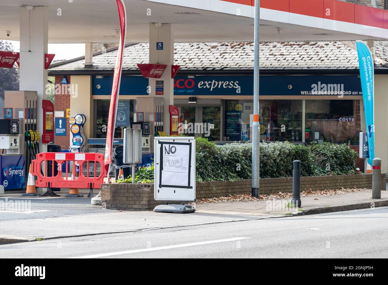 Northampton, 26. September 2021. Kraftstoffmangel. Die Wellingborough Road von Tesco war ausverkauft, nachdem gestern den ganzen Tag lang Leute Schlange standen, weil es an LKW-Fahrern fehlte. Kredit: Keith J Smith./Alamy Live Nachrichten. Stockfoto