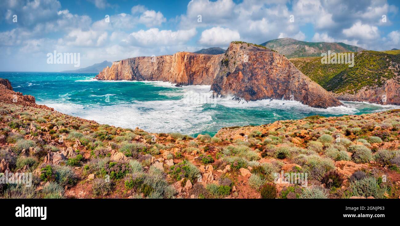 Erstaunliche Morgenszene von Cala Lunga. Attraktive Sommeransicht von Sardinien, Italien, Europa. Majestätische Landschaft des Canyon di Cala Domestica. Die Schönheit von Stockfoto