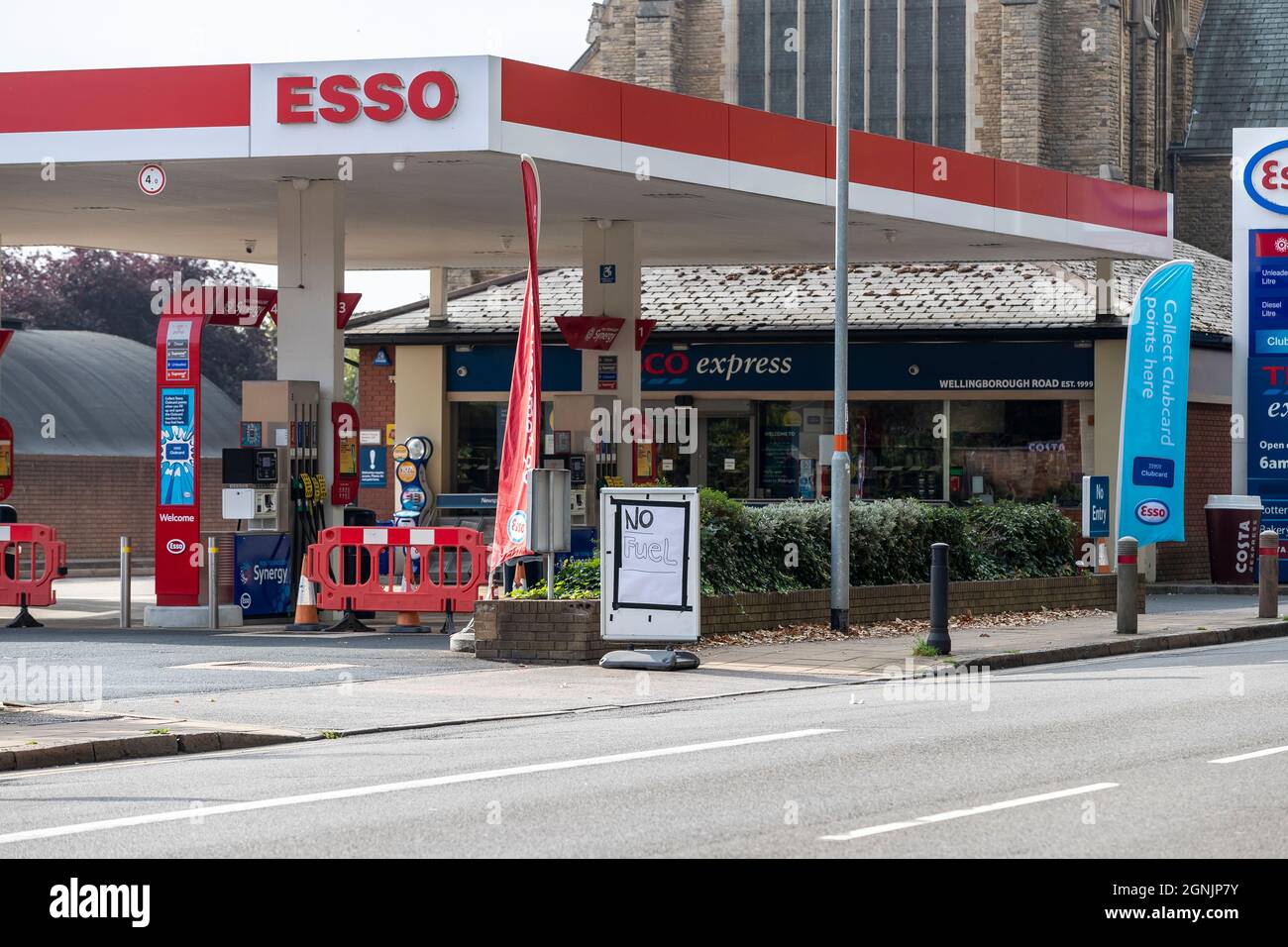 Northampton, 26. September 2021. Kraftstoffmangel. Die Wellingborough Road von Tesco war ausverkauft, nachdem gestern den ganzen Tag lang Leute Schlange standen, weil es an LKW-Fahrern fehlte. Kredit: Keith J Smith./Alamy Live Nachrichten. Stockfoto
