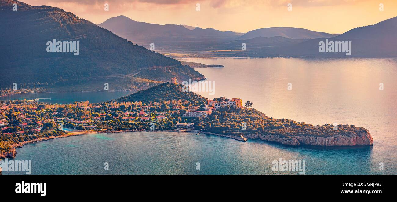 Panorama-Stadtbild des Pischina Salida Resorts am Morgen. Farbenfrohe Sommeransicht vom Kap Caccia auf der Insel Sardinien, Italien, Europa. Schöne Meereslandschaft von Medit Stockfoto