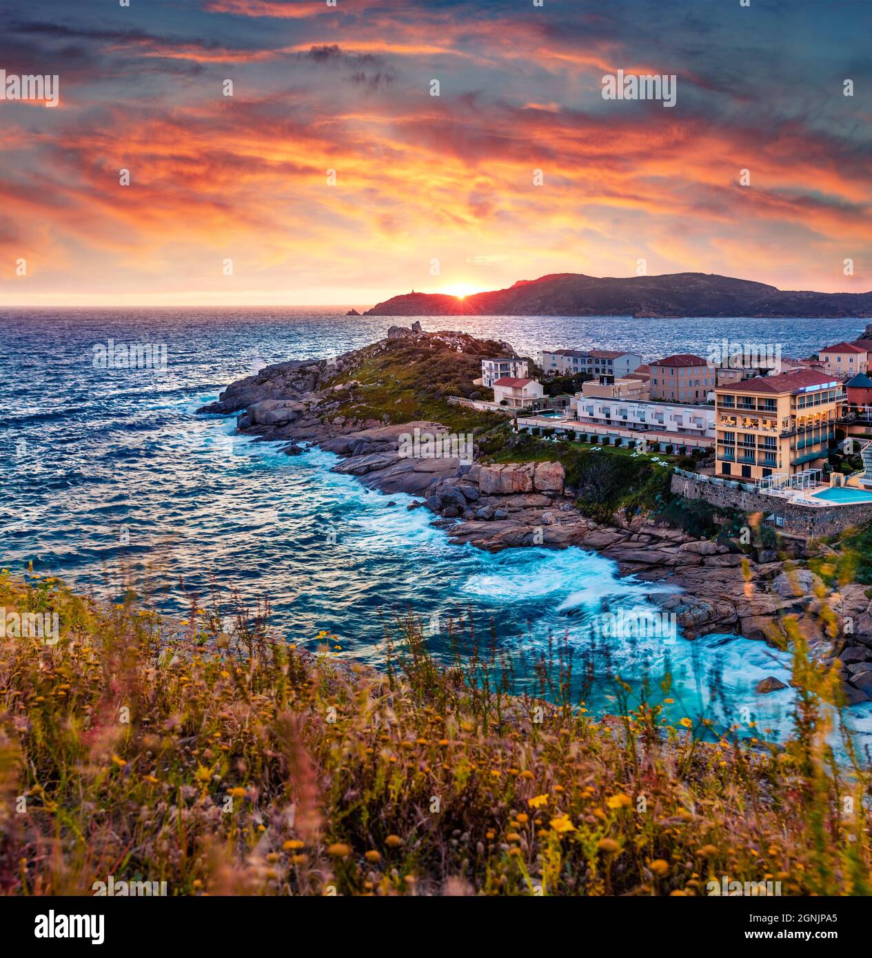 Unglaubliche Abendszene im Hafen von Calvi. Atemberaubender Sonnenuntergang auf Korsika, Frankreich, Europa. Unglaubliche Meereslandschaft des Mittelmeers. Reisen Stockfoto