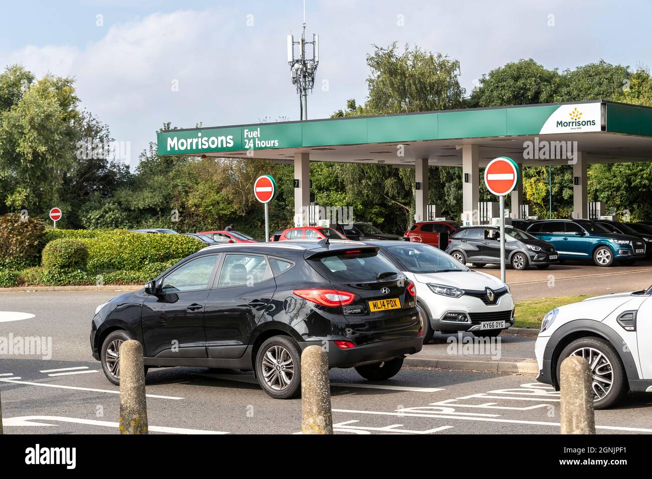 Northampton, 26. September 2021. Kraftstoffmangel in Garagen aufgrund fehlender LKW-Fahrer, die an der Morrisons Kettering Road anstehen. Kredit: Keith J Smith./Alamy Live Nachrichten. Stockfoto