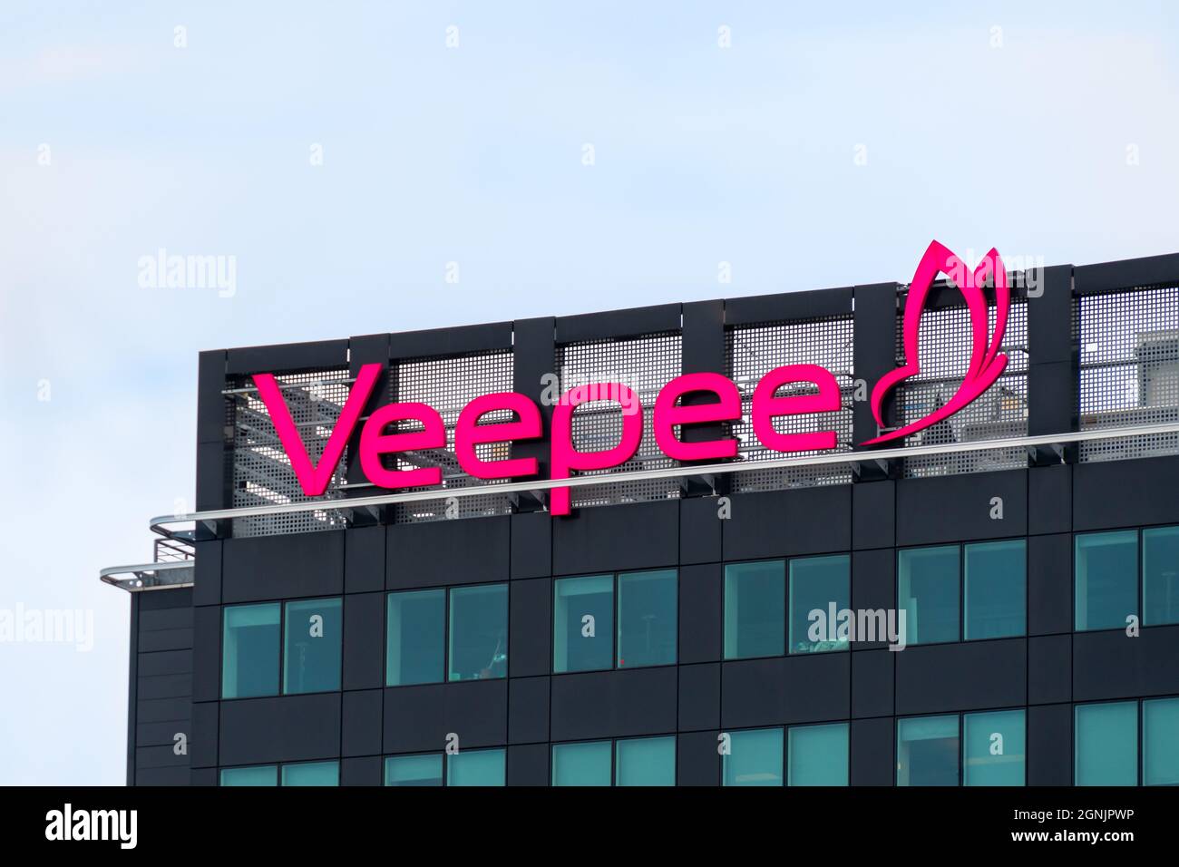 Logo auf dem Gebäude, in dem sich der Hauptsitz von Veepee befindet, einem französischen E-Commerce-Unternehmen, das Online-Eventverkäufe anbietet Stockfoto