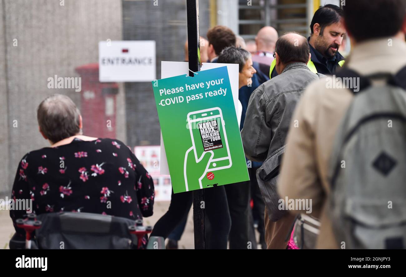 Brighton UK 26. September 2021 - die Delegierten werden gebeten, ihre Covid-Pässe auf der Labour Party Conference im Brighton Center bereit zu stellen : Credit Simon Dack / Alamy Live News Stockfoto