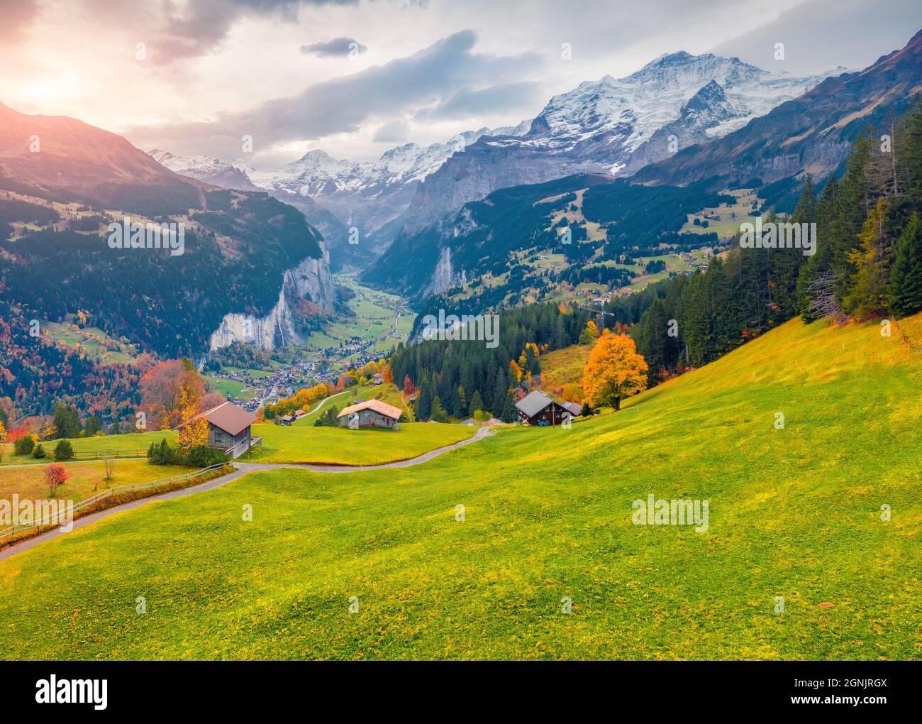 Blick von der fliegenden Drohne auf das Dorf Wengen, Bezirk Lauterbrunnen. Tolle Sonnenaufgangsszene der Schweizer Alpen. Erstaunliche Herbstlandschaft der Schweiz CO Stockfoto