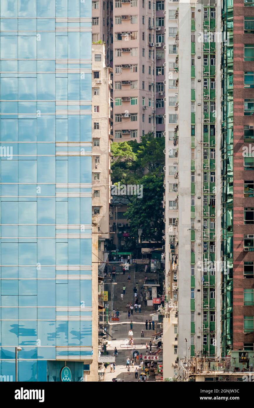 Teleaufnahme von Hochhäusern mit kommerziellen und Wohntürmen in Sai Ying Pun, Hong Kong Island Stockfoto