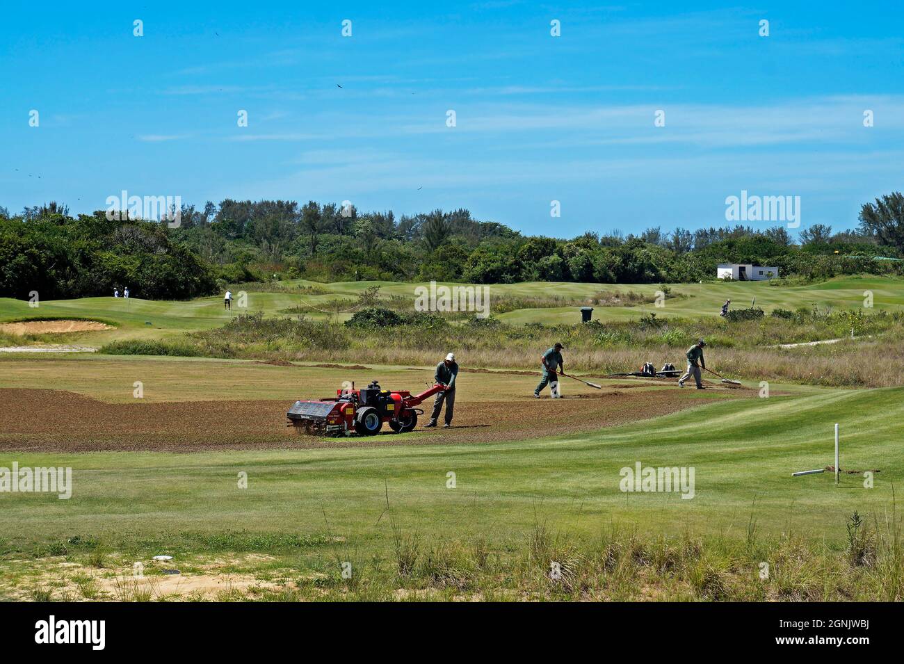 RIO DE JANEIRO, BRASILIEN - 16. DEZEMBER 2019: Mitarbeiter für die Instandhaltung von Golfplätzen. Rio Olympic Golf Course in Barra da Tijuca Stockfoto