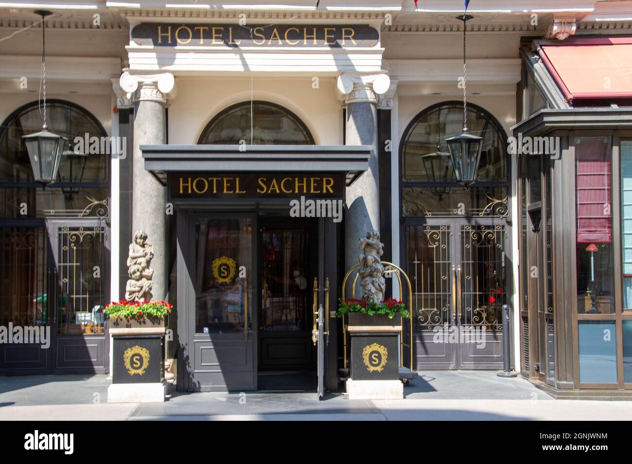 Wien, Österreich, 23. Juli 2021. Das Hotel Sacher ist ein Wiener Palast in der Inneren Stadt, in der Nähe der Staatsoper. Stockfoto