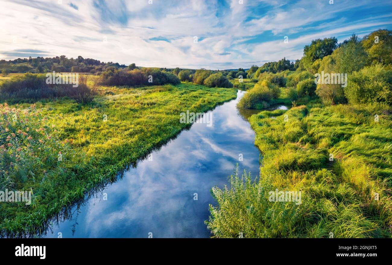 Landschaftsaufnahmen aus der Luft. Frische grüne Szene des Flusses Seret. Spektakuläre Outdoor-Szene der Ukraine Landschaft. Schönheit der Natur Konzept Hintergrund. Stockfoto