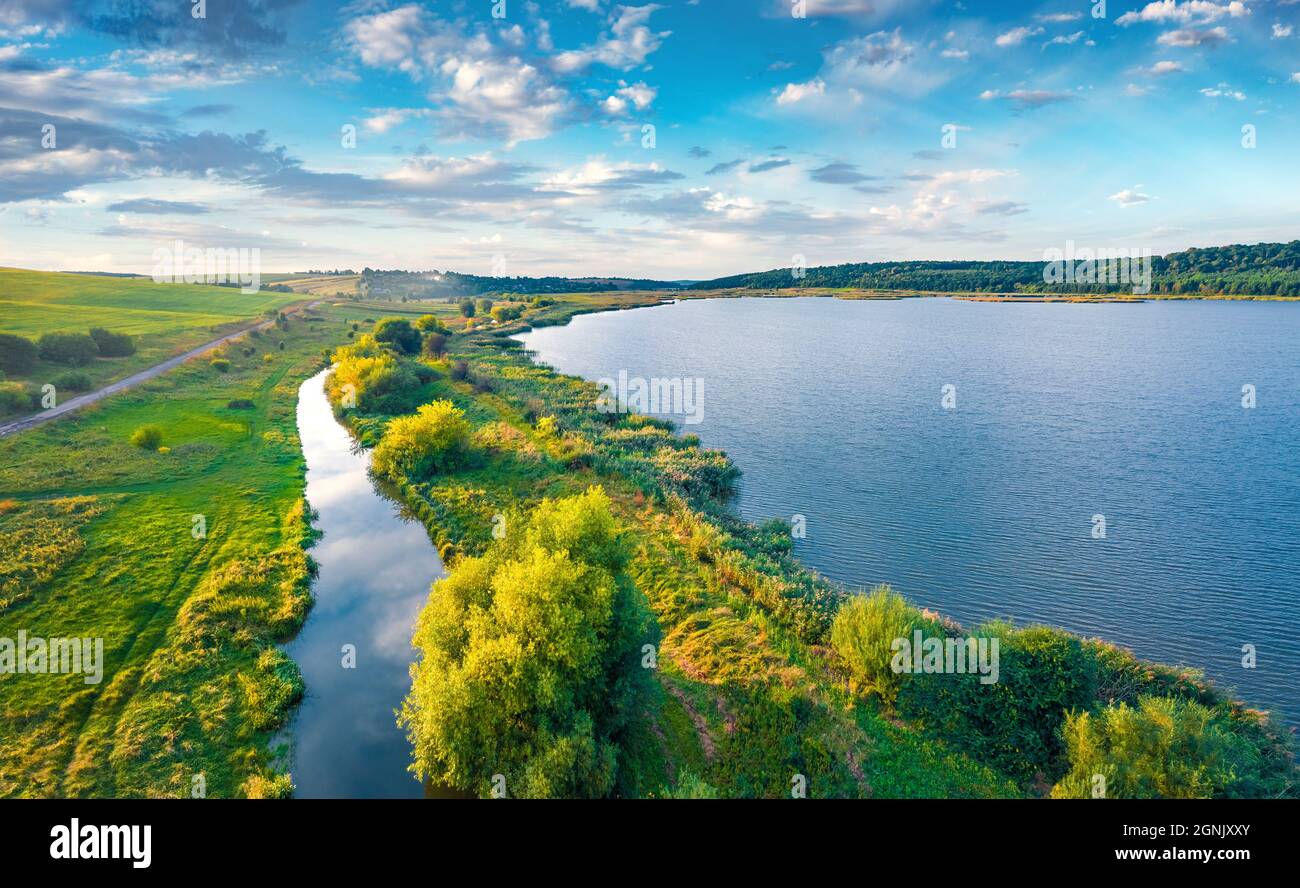 Landschaftsaufnahmen aus der Luft. Schöne Sommerszene des Vertelka Sees,  Ternopil Region. Attraktivemorning Szene von fliegenden Drohnen des  ukrainischen Landes Stockfotografie - Alamy