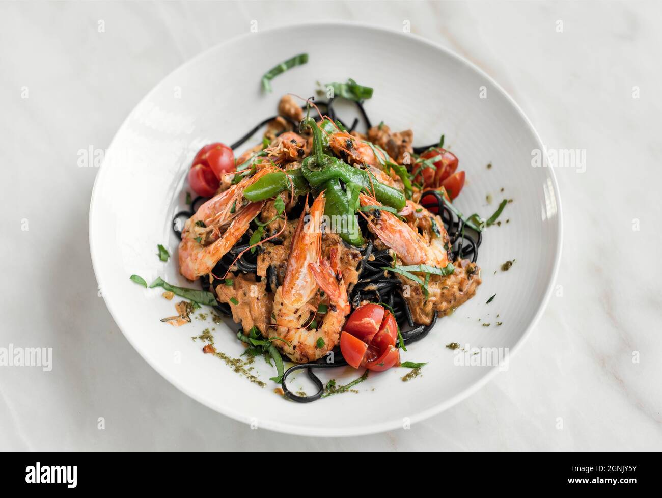 Spaghetti mit schwarzer Tintenfisch-Tinte, Garnelen und gemischtem Gemüse im Restaurant sizilien Stockfoto