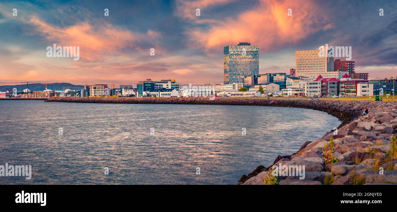 Atemberaubende Stadtlandschaft von Reykjavik. Unglaublicher Sommersonnenaufgang am Atlantic Ocean Quay, Island, Europa. Hintergrund des Reisekonzepts. Stockfoto