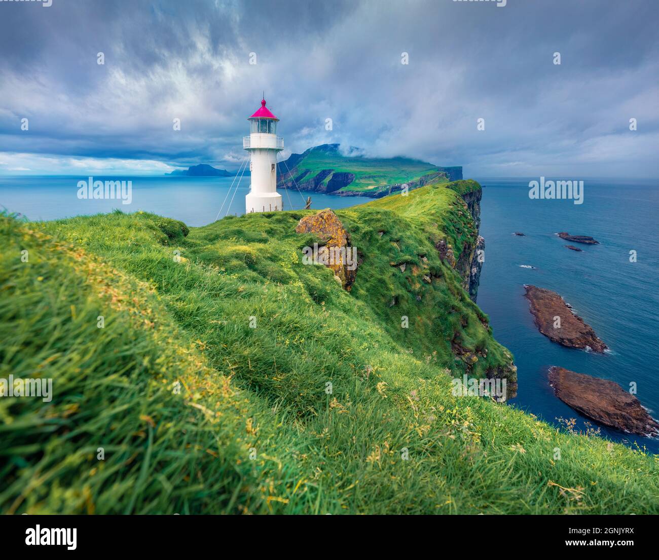 Landschaftsfotografie. Dramatische Sommeransicht des alten Leuchtturms auf Mykines Island. Malerische Morgenlandschaft der Färöer Inseln, Dänemark, Europa. Atlantik Stockfoto