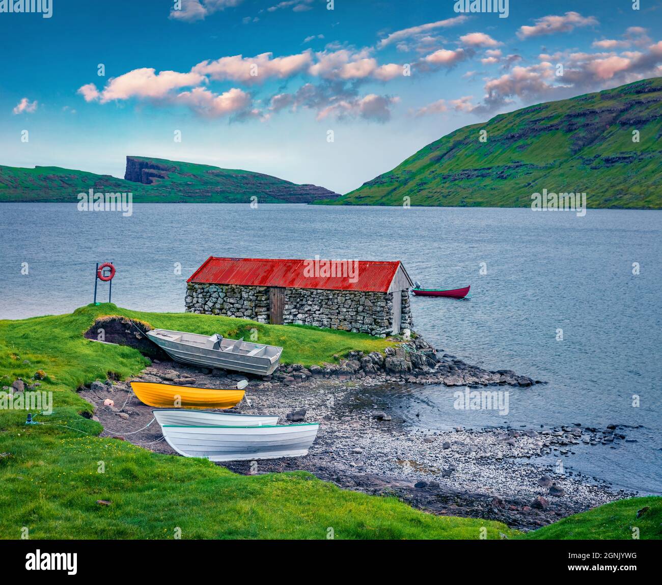 Landschaftsfotografie. Kleiner Fischerpier auf dem zweiten Teil des Sees Sorvagsvatn, Insel Vagar. Herrliche Morgenansicht der Färöer Inseln, Dänemark, Europa. Bea Stockfoto