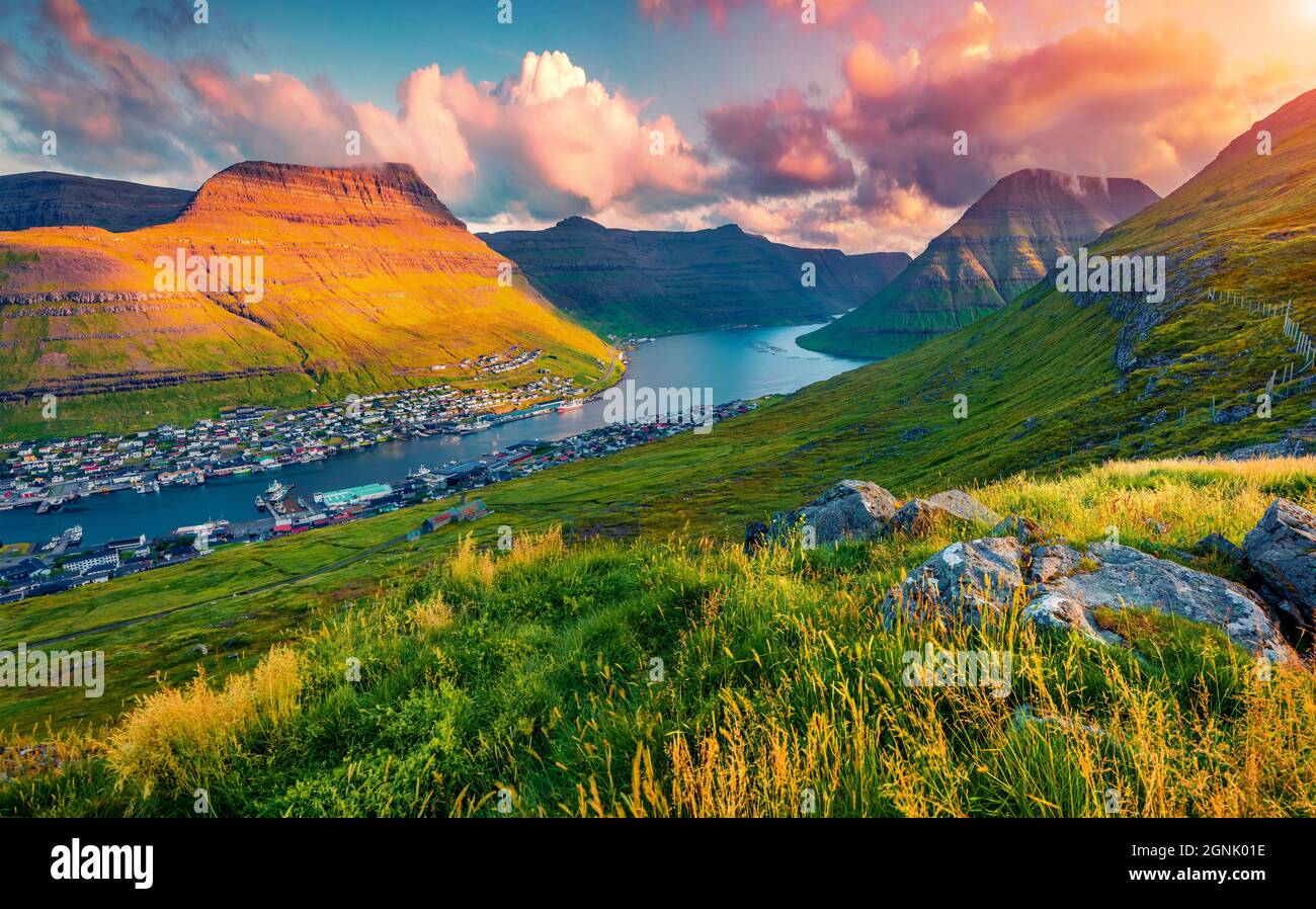 Spektakulärer Sonnenuntergang auf Klaksvik Stadt, von populat Touristenattraktion - Klakkur Gipfel, Färöer Inseln, Dänemark, Europa. Attraktive abendliche Seestücke von AT Stockfoto