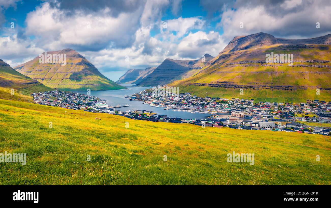 Landschaftsfotografie. Beeindruckender Blick auf die Stadt Klaksvik am Morgen. Atemberaubende Sommerszene der Färöer Inseln, Dänemark, Europa. Reisekonzept im Hintergrund Stockfoto