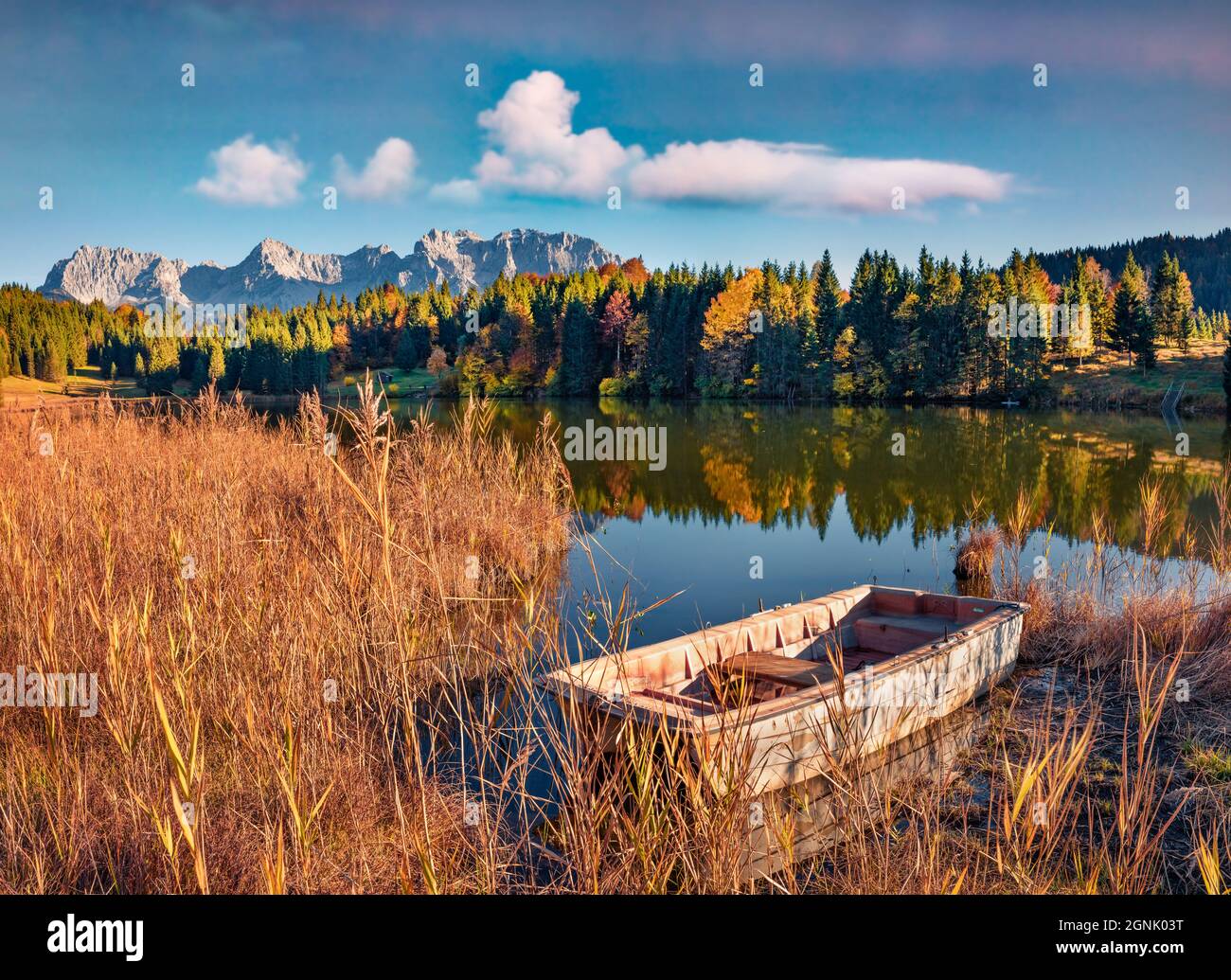 Wunderschöne Herbstlandschaft. Herrliche Morgenansicht des Wagenbruchsees mit westlicher Karwendelspitze im Hintergrund. Herrliche Herbstszene von Stockfoto