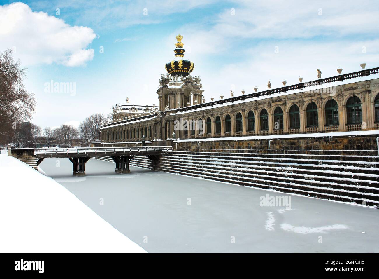 Kronentor, Zwinger Dresden im Winter, Deutschland, Schneebedecker Stockfoto
