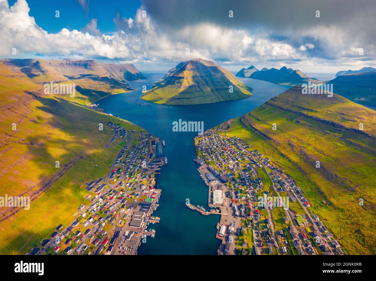Landschaftsaufnahmen aus der Luft. Tolle Sommeransicht von der fliegenden Drohne der Stadt Klaksvik. Luftaufnahme der Insel Bordoy, Färöer, Königreich Dänemark Stockfoto