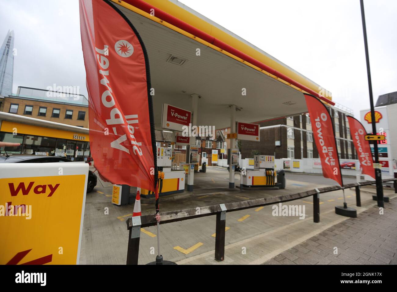 London, England, Großbritannien. September 2021. Eine leere Tankstelle, an der in Großbritannien aufgrund eines Fahrermangels kein Benzin mehr vorhanden war, wird in South London beobachtet. (Bild: © Tayfun Salci/ZUMA Press Wire) Stockfoto