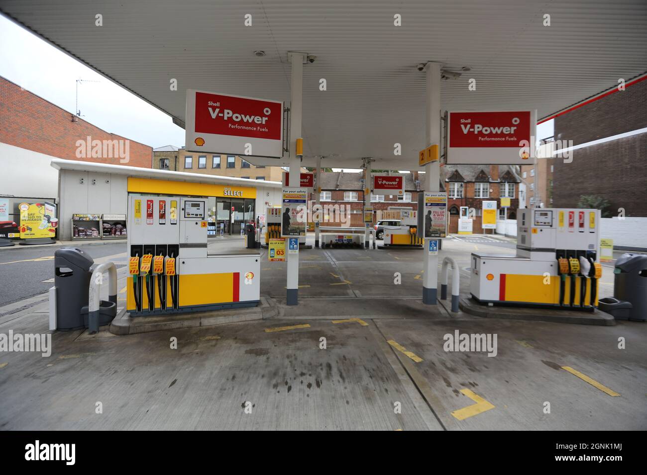 London, England, Großbritannien. September 2021. Eine leere Tankstelle, an der in Großbritannien aufgrund eines Fahrermangels kein Benzin mehr vorhanden war, wird in South London beobachtet. (Bild: © Tayfun Salci/ZUMA Press Wire) Stockfoto