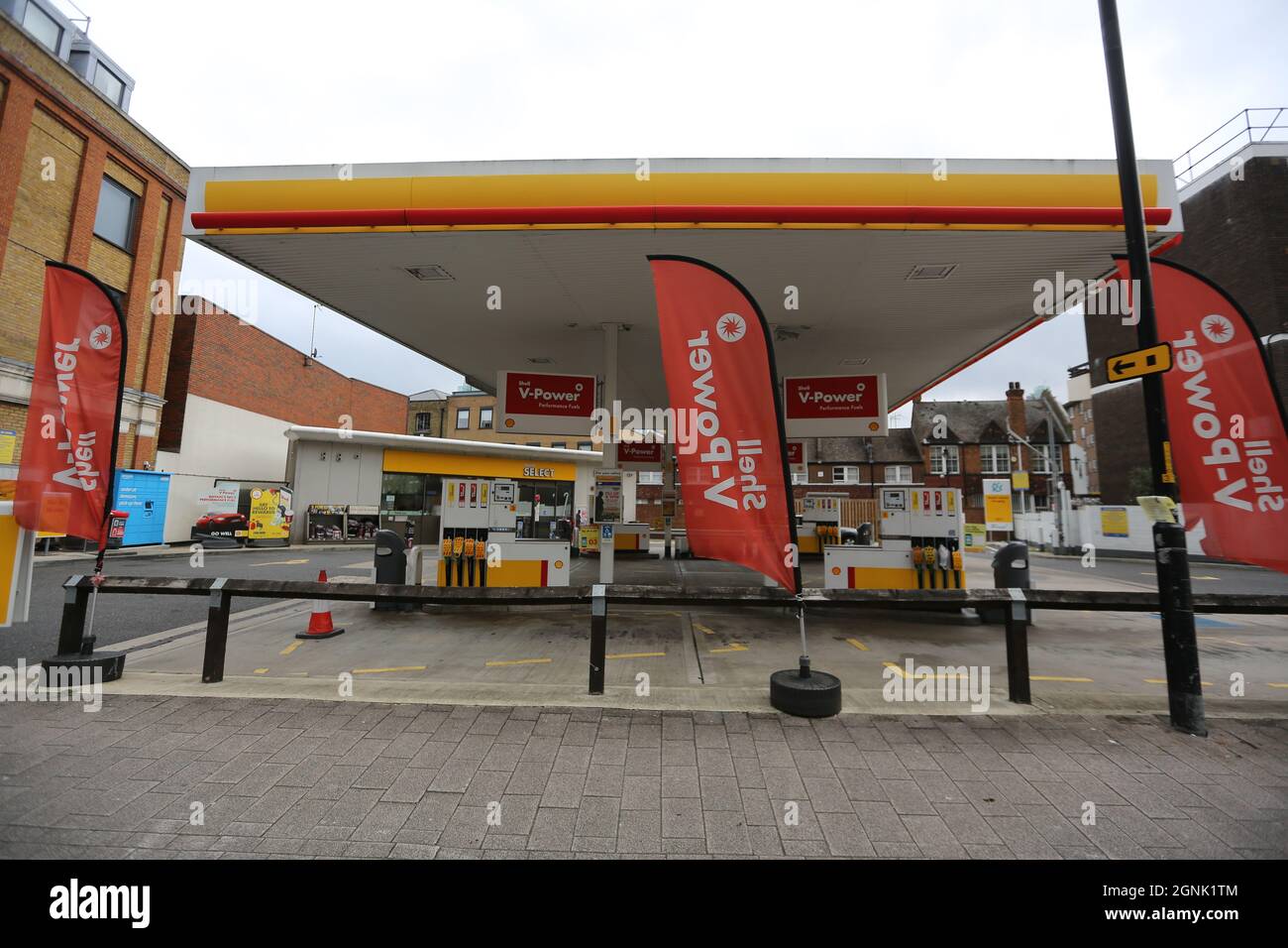 London, England, Großbritannien. September 2021. Eine leere Tankstelle, an der in Großbritannien aufgrund eines Fahrermangels kein Benzin mehr vorhanden war, wird in South London beobachtet. (Bild: © Tayfun Salci/ZUMA Press Wire) Stockfoto