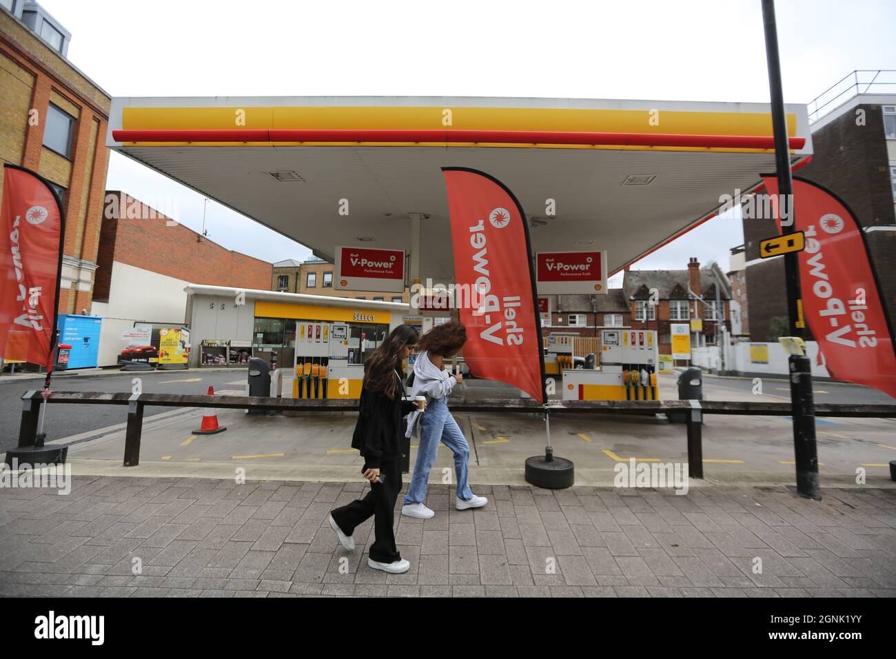 London, England, Großbritannien. September 2021. Eine leere Tankstelle, an der in Großbritannien aufgrund eines Fahrermangels kein Benzin mehr vorhanden war, wird in South London beobachtet. (Bild: © Tayfun Salci/ZUMA Press Wire) Stockfoto