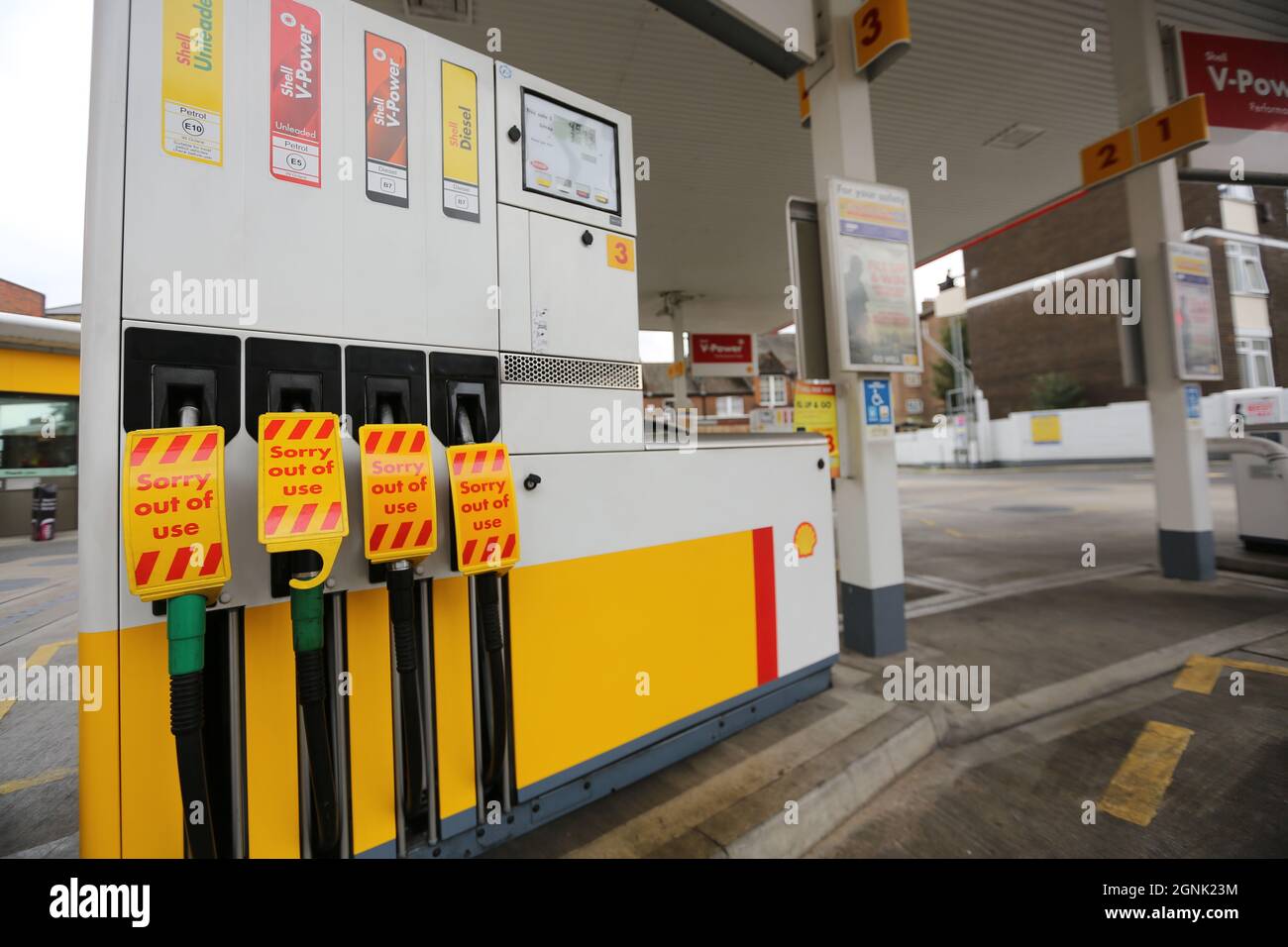 London, England, Großbritannien. September 2021. Eine leere Tankstelle, an der in Großbritannien aufgrund eines Fahrermangels kein Benzin mehr vorhanden war, wird in South London beobachtet. (Bild: © Tayfun Salci/ZUMA Press Wire) Stockfoto