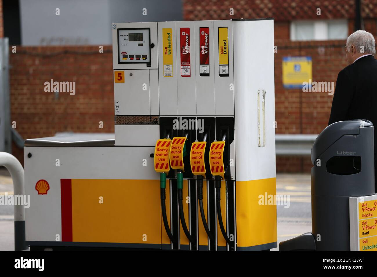 London, England, Großbritannien. September 2021. Eine leere Tankstelle, an der in Großbritannien aufgrund eines Fahrermangels kein Benzin mehr vorhanden war, wird in South London beobachtet. (Bild: © Tayfun Salci/ZUMA Press Wire) Stockfoto