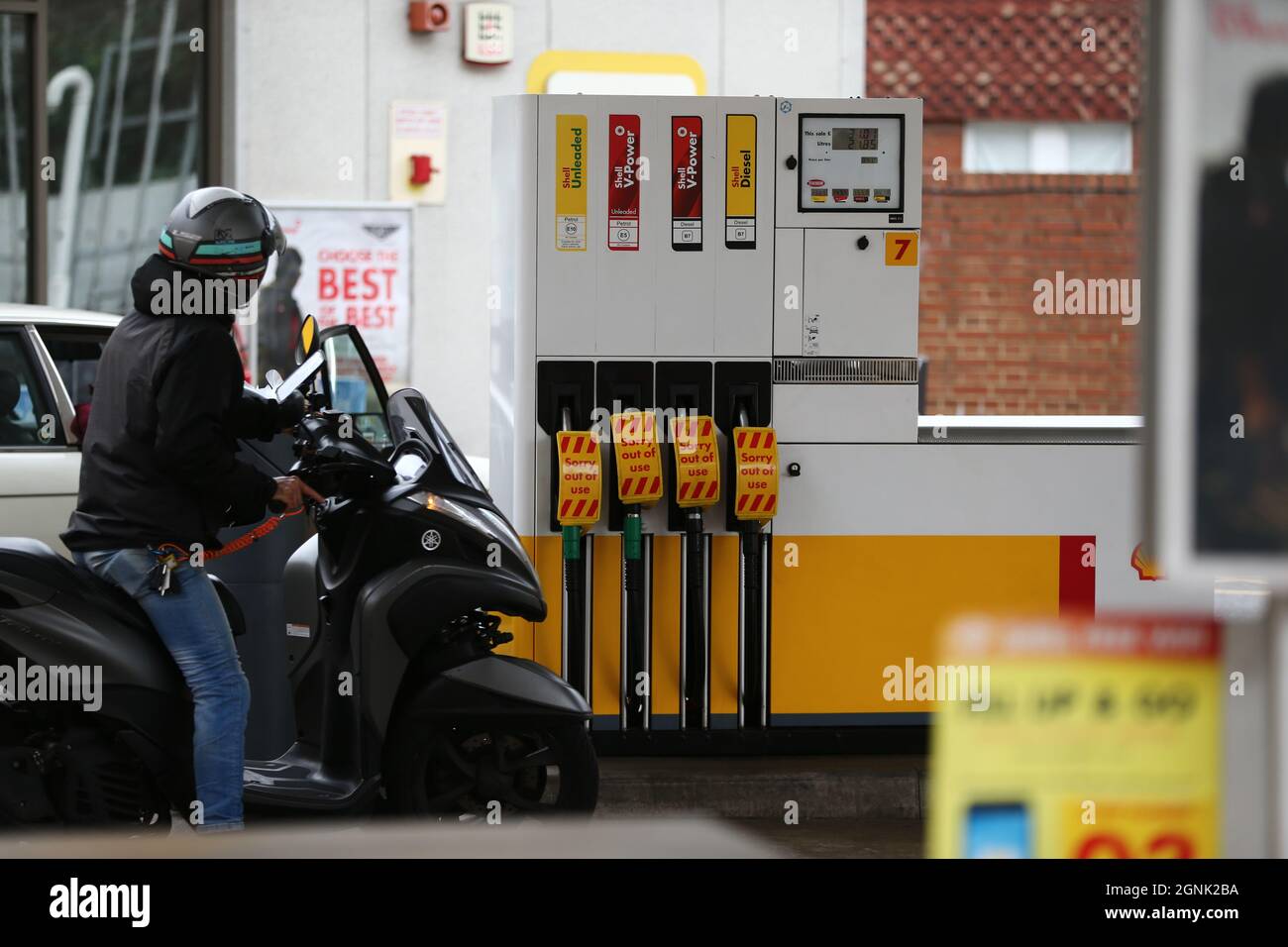 London, England, Großbritannien. September 2021. Eine leere Tankstelle, an der in Großbritannien aufgrund eines Fahrermangels kein Benzin mehr vorhanden war, wird in South London beobachtet. (Bild: © Tayfun Salci/ZUMA Press Wire) Stockfoto