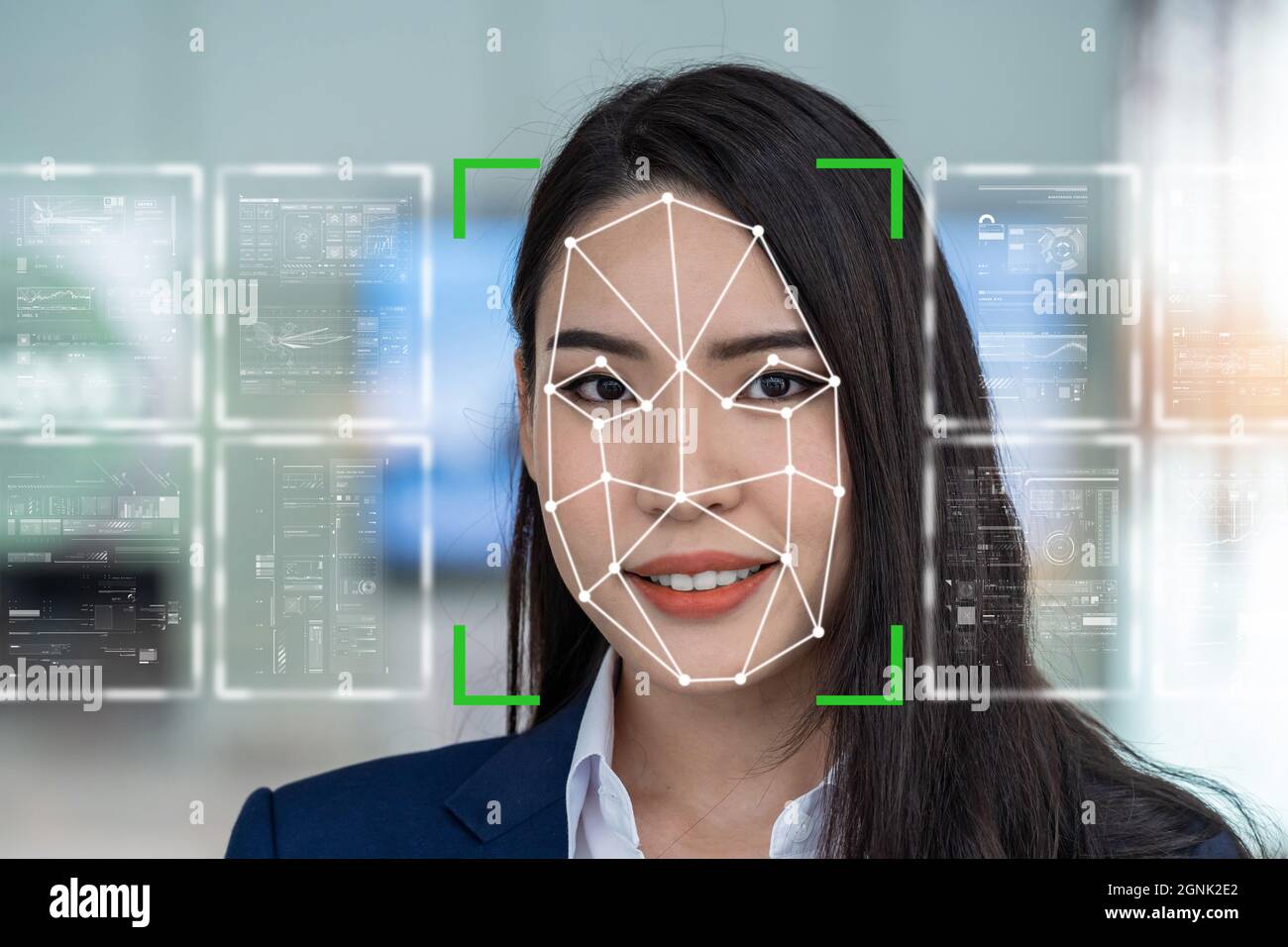 Asiatische Frauen sind futuristische Vision durch Gesichtserkennung und Erkennung der verschiedenen virtuellen Bildschirm-Tools, künstliche Intelligenz und Augmented Reality Stockfoto