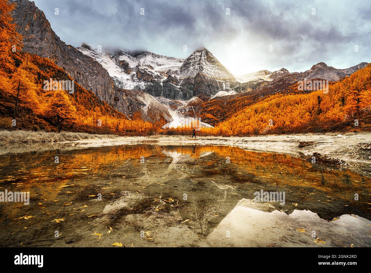 Asiatische Frau Reise Waling und Sightseeing in der Gegend Yading Nature Reserve, China, Reisende und Landschaft Konzept Stockfoto