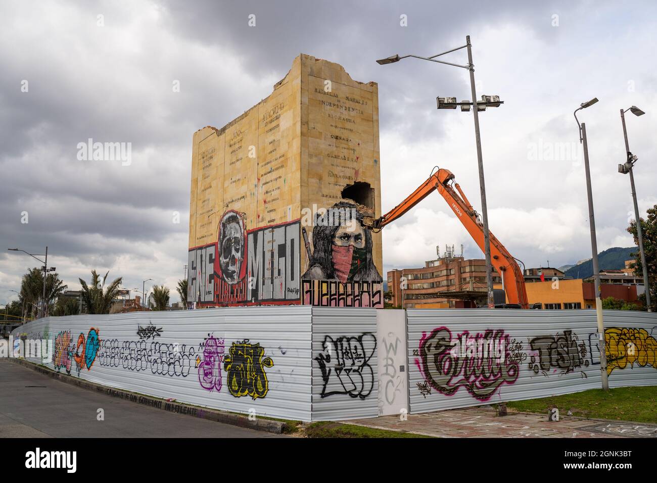 Bogota, Kolumbien, 24. September 2021, Zerstörung des Denkmals der Helden, um Platz für den Durchgang der zukünftigen U-Bahn zu machen Stockfoto