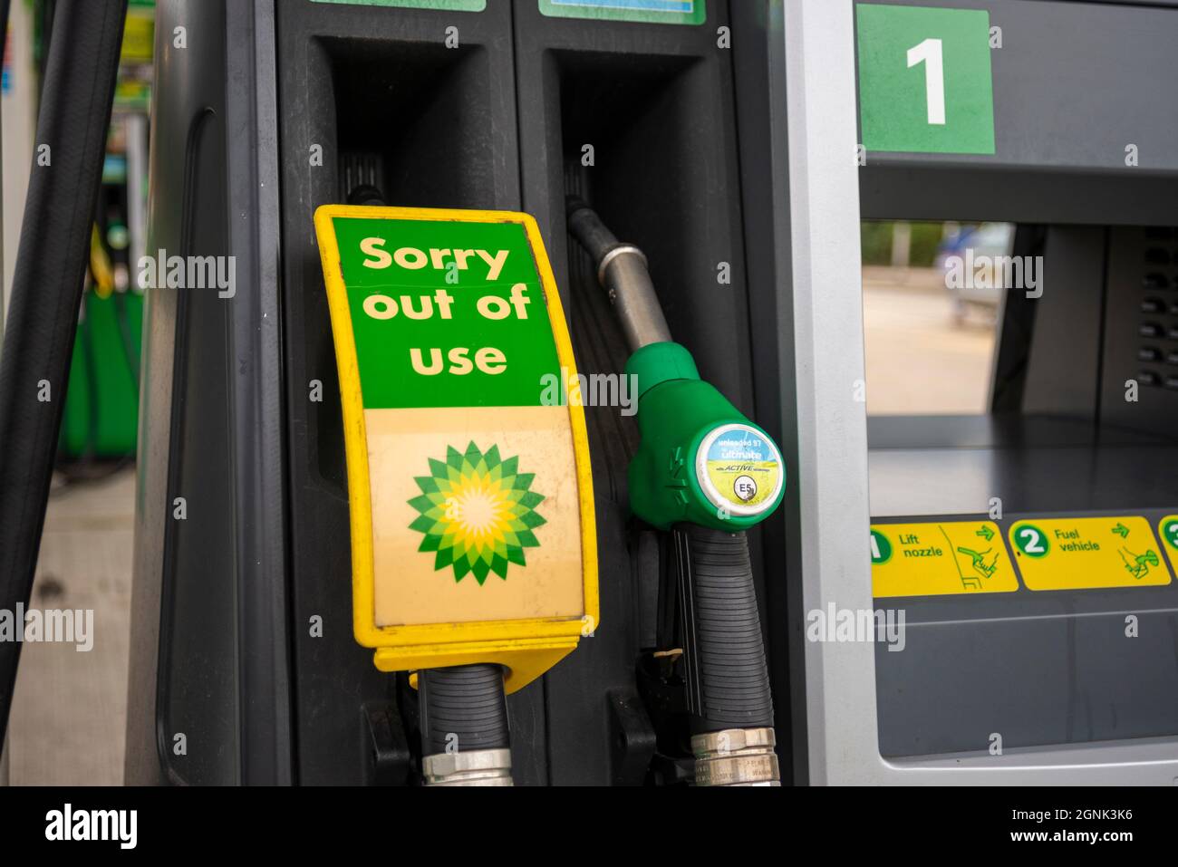 West Road, Southend on Sea, Essex, Großbritannien. 26. September 2021. Nach dem panischen Kauf von Kraftstoff hat eine BP-Tankstelle in Southend on Sea immer noch keine Lieferung erhalten und bleibt geschlossen. Pumpendüse mit der Meldung „Sorry out of use“ Stockfoto