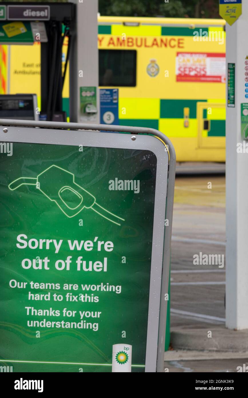 West Road, Southend on Sea, Essex, Großbritannien. September 2021. Ein Krankenwagen ist auf den Vorplatz einer BP-Tankstelle gefahren, mit einem Schild, das die Fahrer darüber informiert, dass ‘Sorry, we’re out of Fuel’ ist Stockfoto