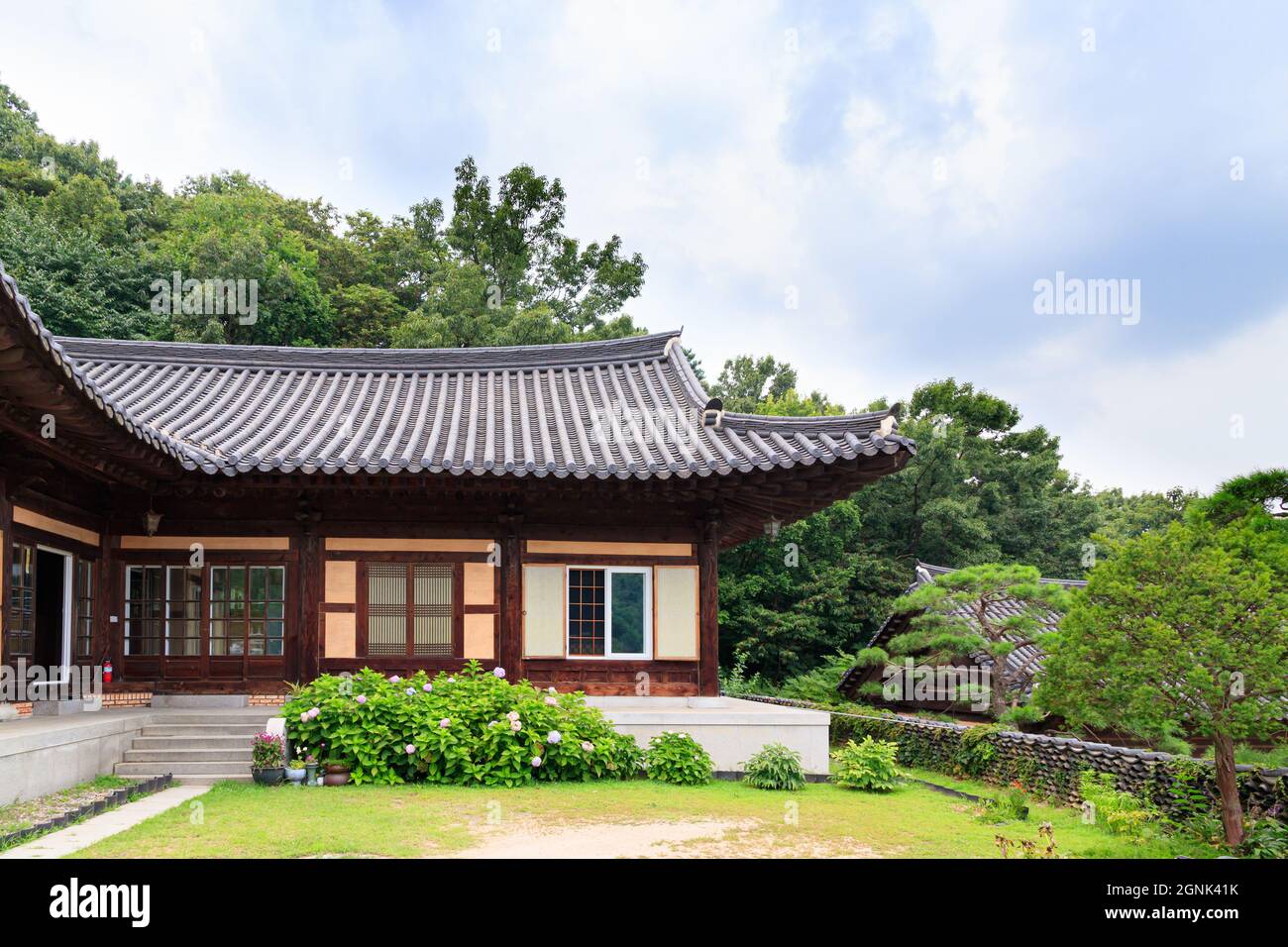 Paju, Gyeonggi-do, Republik Korea - 13. August 2021. Traditioneller koreanischer Tempel. Yakcheonsa Tempel. Koreanischer Buddhismus. Stockfoto