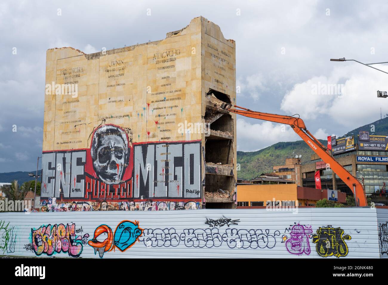 Bogota, Kolumbien, 24. September 2021, Zerstörung des Denkmals der Helden, um Platz für den Durchgang der zukünftigen U-Bahn zu machen Stockfoto