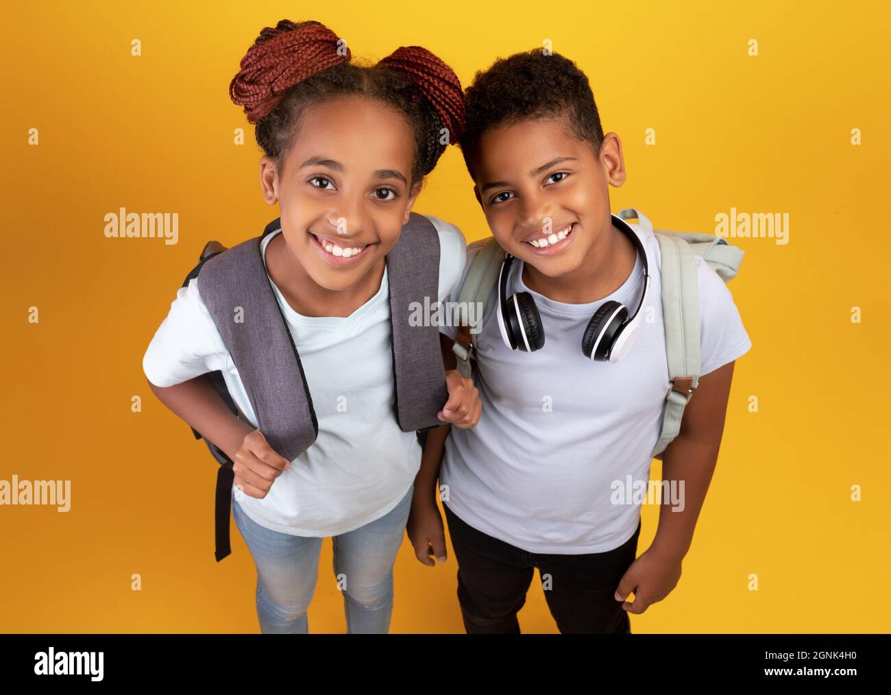 Draufsicht auf fröhliche schwarze Schüler, die zur Schule gehen Stockfoto