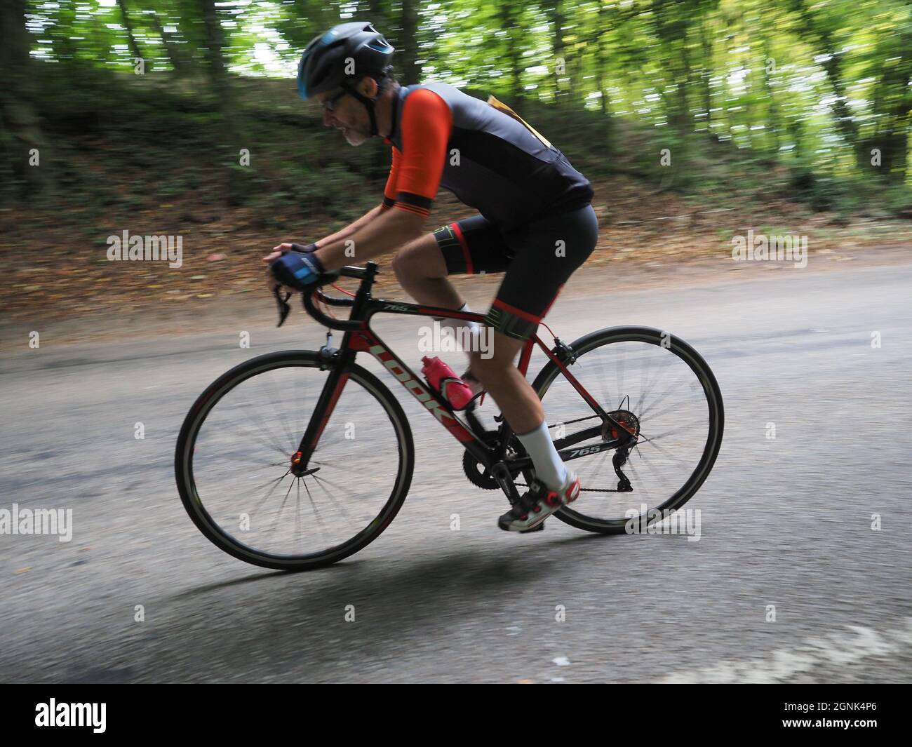 Hollingbourne, Kent, Großbritannien. September 2021. Fotos vom jährlichen Radfahrzeitfahren „Hollingbourne Hill Climb“, das vom Wigmore Cycling Club organisiert wird. Dies ist einer der kürzesten, aber am meisten strafenden Zeitversuche. Der Kurs ist der beste Teil einer Meile den zermürbenden Hollingbourne Hill hinauf, der sich mit einem sehr steilen Gefälle über die Nordabfälle in Kent erhebt, wobei der Gefälle auf halber Strecke noch weiter ansteigt! 41 Teilnehmer aus dem gesamten Südosten nahmen an diesem Saisonende Teil. Kredit: James Bell/Alamy Live Nachrichten Stockfoto